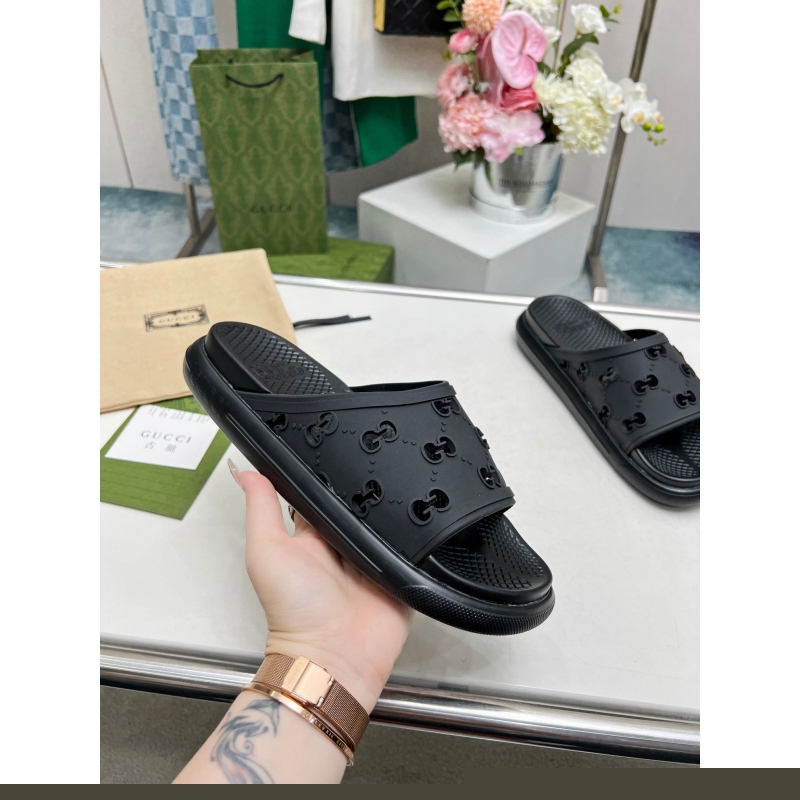 G*u*i slippers